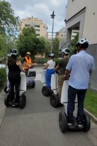 City-Check Stockholm – FemNews.de – Reisebericht über eine Städtereise nach Stockholm – Städte-Trip mit Kindern: Stockholm - Segway-Tour mit deinen Mädels oder den Kindern in Stockholm – Coole Tipps für einen Kurztrip mit den Mädels nach Stockholm – Schon nach einer kurzen Einweisung und Übungsrunde bist du bereit für die Segway-Tour durch Stockholm. - Foto: Ready4FotoDesign.de für FemNews.de 