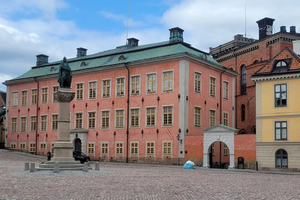 City-Check Stockholm – FemNews.de – Reisebericht über eine Städtereise nach Stockholm – Städte-Trip mit Kindern: Stockholm - Segway-Tour mit deinen Mädels oder den Kindern in Stockholm – Coole Tipps für einen Kurztrip mit den Mädels nach Stockholm – Der Stenbockska Palatset auf Riddarholmen in Stockholm. - Foto: Ready4FotoDesign.de für FemNews.de