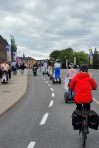 City-Check Stockholm – FemNews.de – Reisebericht über eine Städtereise nach Stockholm – Städte-Trip mit Kindern: Stockholm – Segway-Tour mit deinen Mädels oder den Kindern in Stockholm – Coole Tipps für einen Kurztrip mit den Mädels nach Stockholm – Die Tour führt über Radwege, malerische Gassen und belebte Plätze. - Foto: Ready4FotoDesign.de für FemNews.de